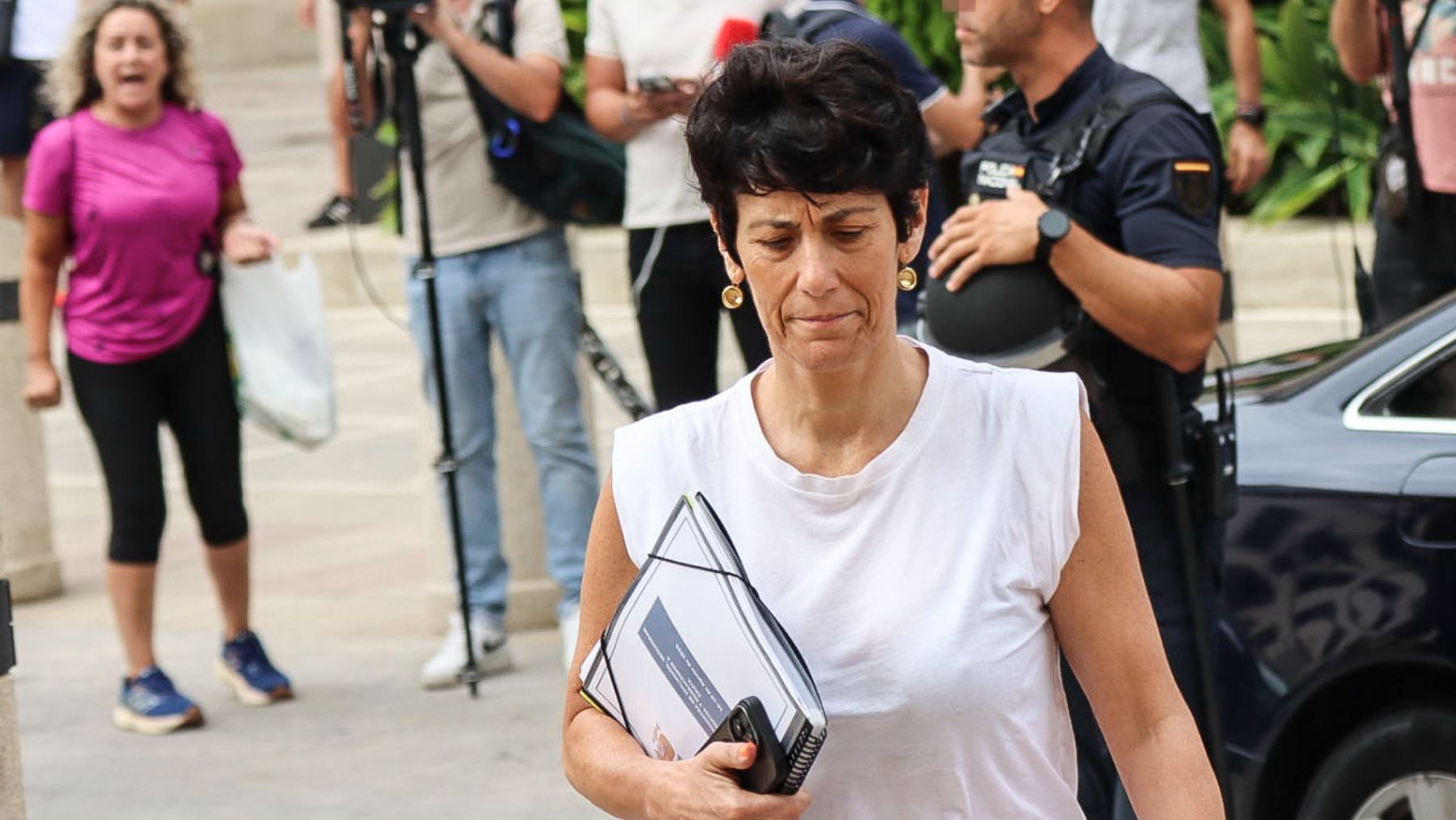 El Gobierno levantará campamentos para acoger a 1.500 invasores y evita hablar de su expulsión a Marruecos