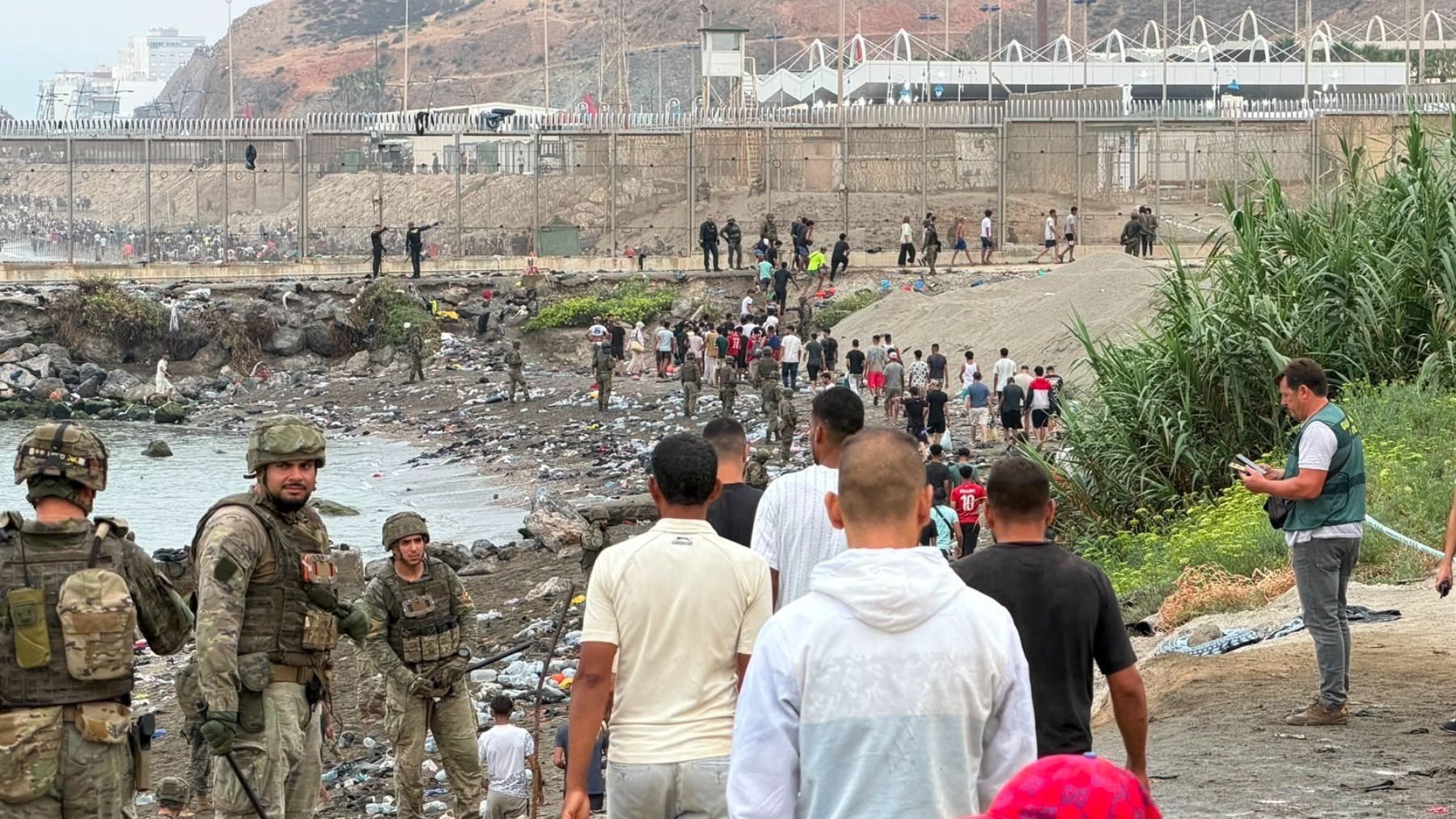 Un brote de sarna afecta a una veintena de militares desplegados en Ceuta tras la invasión