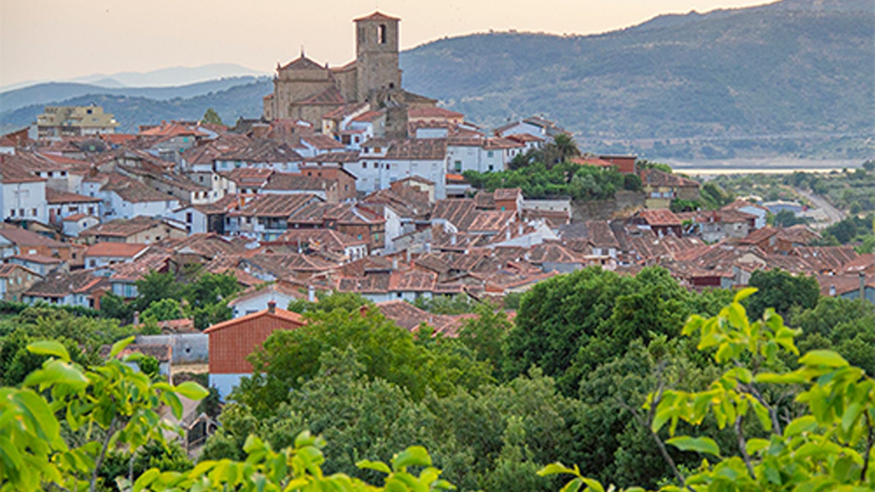 Ni Alcántara, ni Trujillo: el pueblo más bonito de Cáceres tiene una judería de entramados de madera y flores rodeado de un bosque de castaños