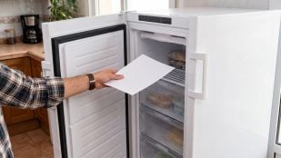 Por qué los expertos instan a meter una hoja de papel A4 en el congelador y para qué sirve (Imagen hecha con IA).