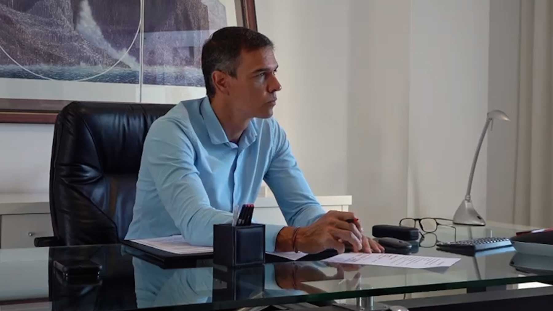 Sánchez vuelve a fingir que gestiona la invasión de Ceuta con una videoconferencia desde La Mareta y un folio con cuatro notas