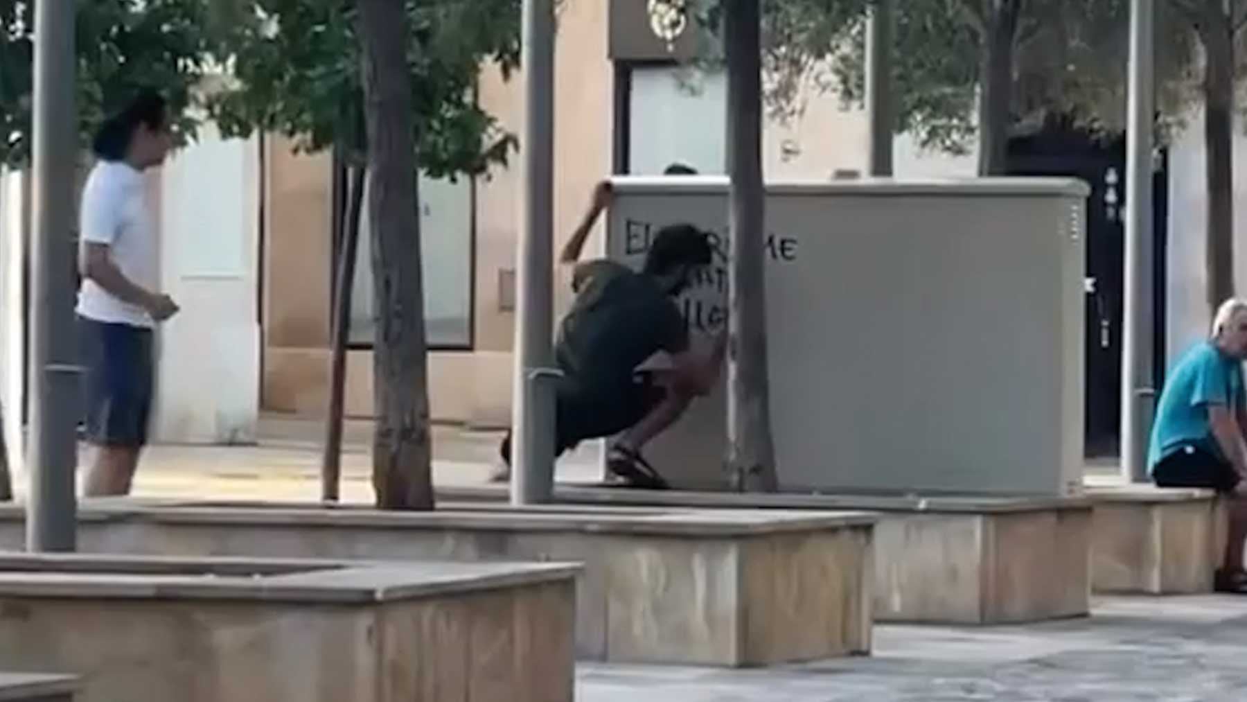 OKDIARIO caza en exclusiva a dos jóvenes turismofóbicos vandalizando el mobiliario urbano: El turismo mata Mallorca