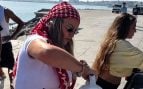 ‘Barbie Gaza’ reaparece en Ceuta en un Audi de alta gama para repartir comida entre los inmigrantes ilegales