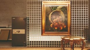 Interior de una cámara del proyecto MonSec, con caja fuerte, obras de arte y mobiliario de época. Foto: MonSec