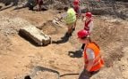 Equipo de arqueólogos y restauradores trabaja en la excavación del monumento funerario romano hallado en Liubliana, Eslovenia. Foto: Ladislav Duranka / Facebook