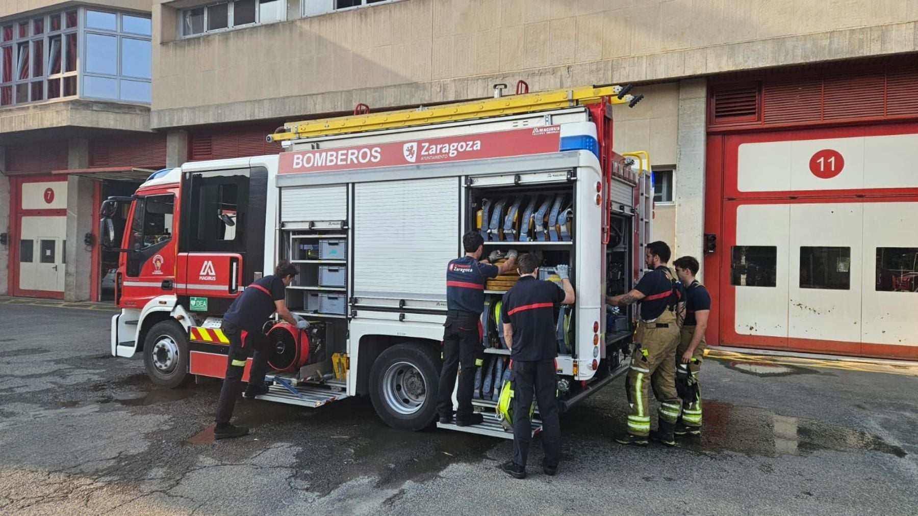 Muere un bombero y un trabajador en el incendio de un taller mecánico de Calatorao (Zaragoza)