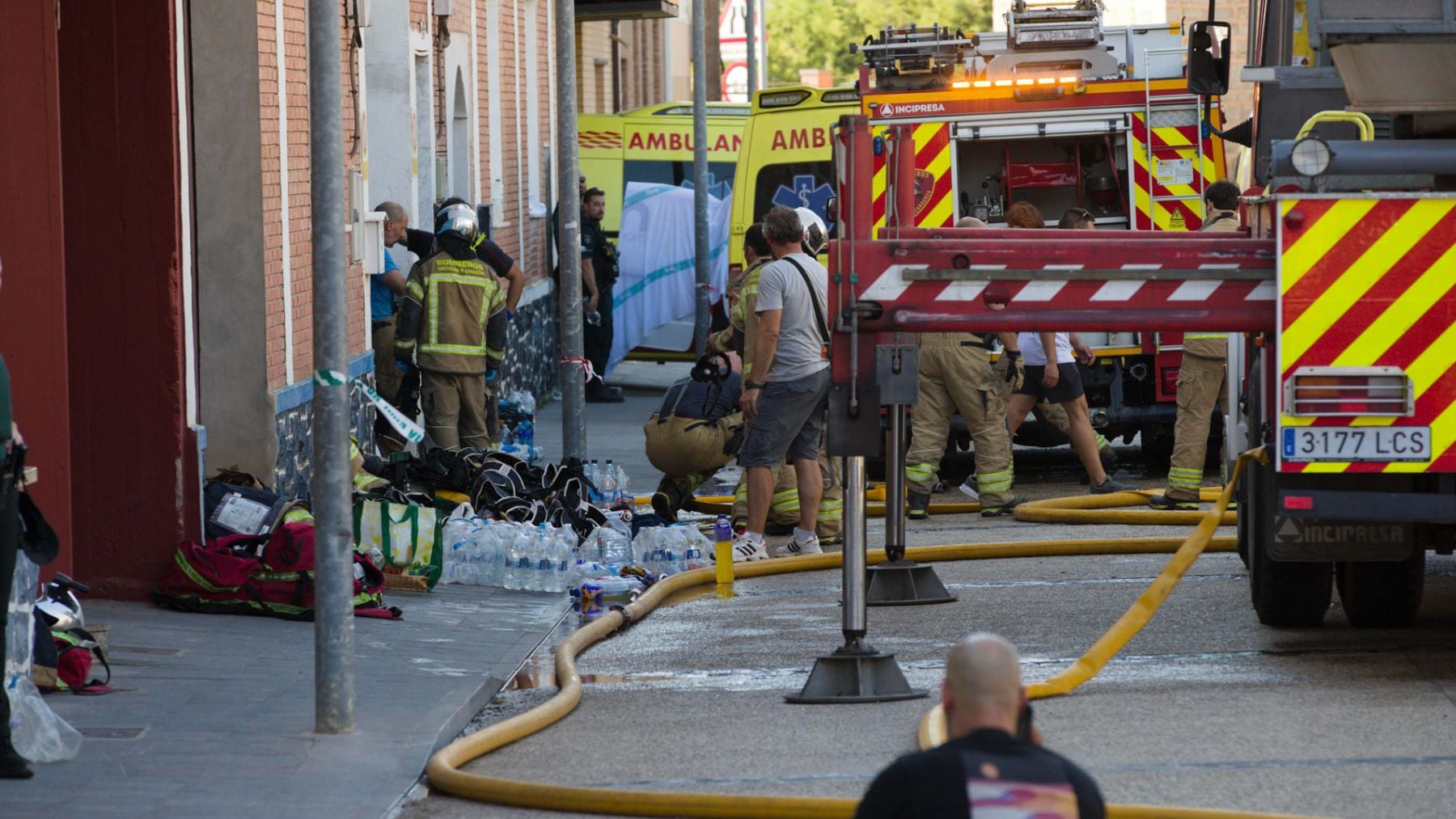 Muere un bombero y un trabajador en el incendio de un taller mecánico de Calatorao (Zaragoza)
