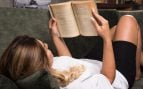 Mujer lee libro antiguo en el sofá. Foto: @azerbaijan_stockers - Freepik