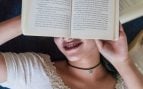 Mujer joven con libro. Foto: Magnific