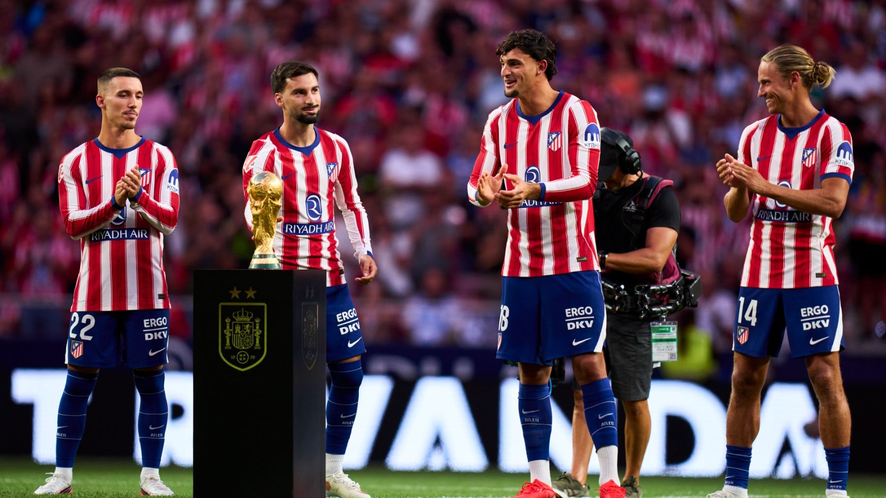 El Atlético honra a lo grande a los campeones del Mundial: bandera de España gigante, pasillo y Luis de la Fuente presente