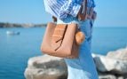 Si buscas el bolso más versátil de la temporada Mango acaba de lanzar el bucket con mosquetón que combina con todo y no pasa desapercibido