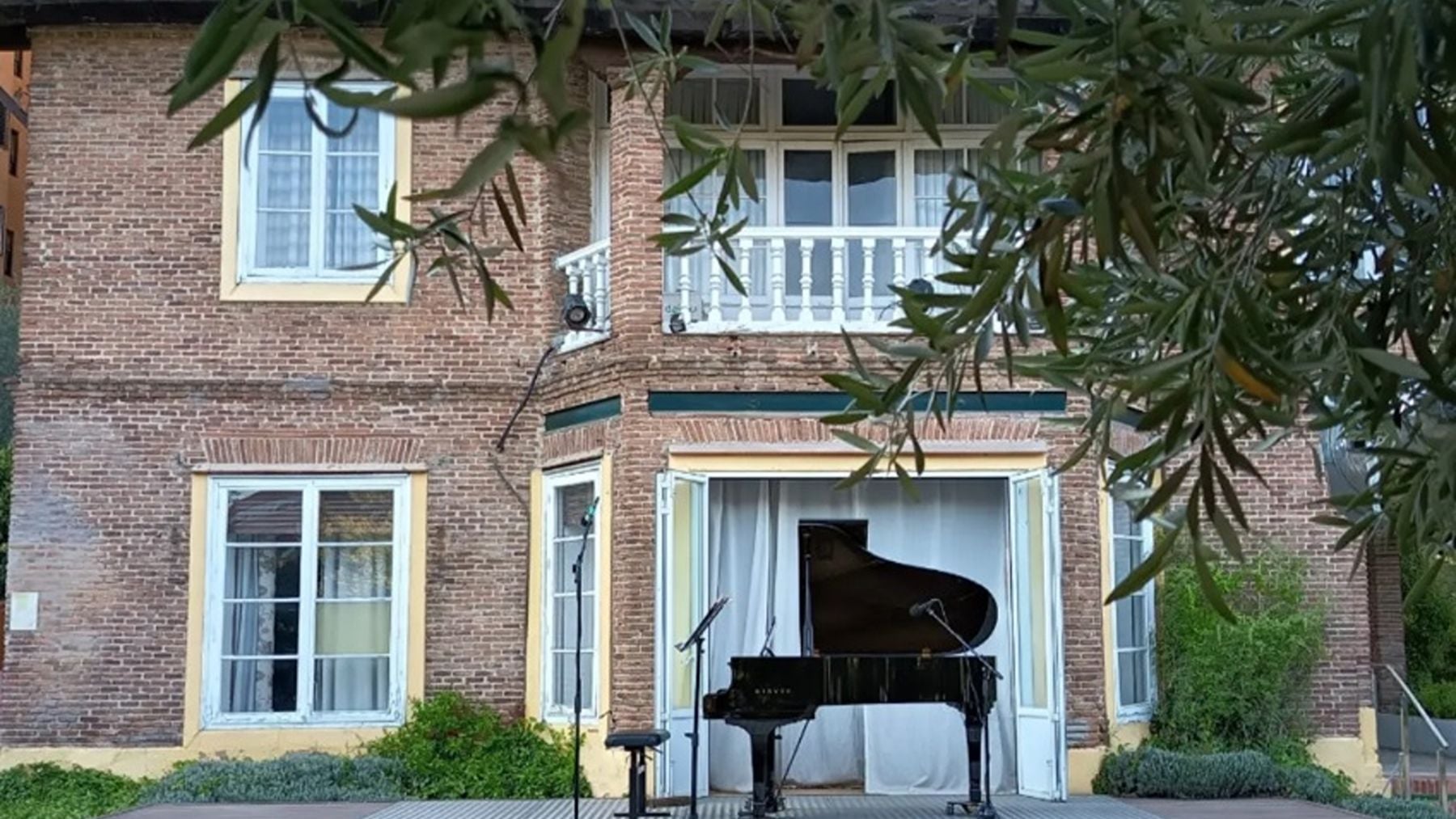 El plan perfecto para despedir el verano en Madrid: tardeo, tapas y conciertos en un jardín de olivos centenarios