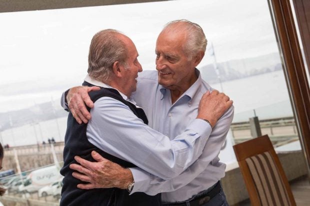 El Rey Juan Carlos I y Josep Cus&iacute; durante una comida. (Foto: Europa Press)