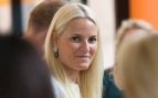 Mette-Marit sale de su refugio tras el trasplante de pulmón: sin respirador y directa al hospital para ver a Harald
