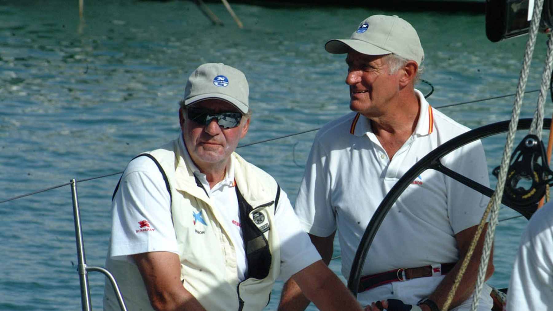 El Rey Juan Carlos I y Josep Cusí a bordo del Bribón. (Foto: Europa Press)