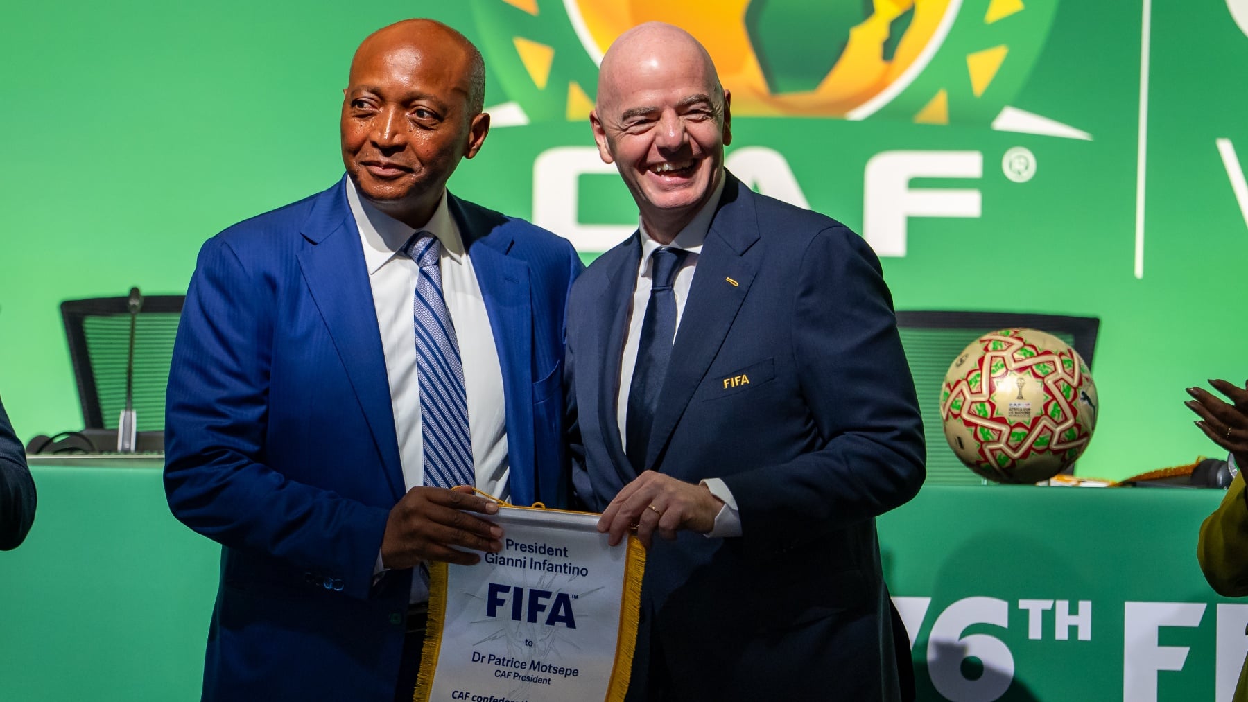 Infantino encuentra una grieta en África y divide a sus federaciones: tiene apoyos para seguir en la FIFA