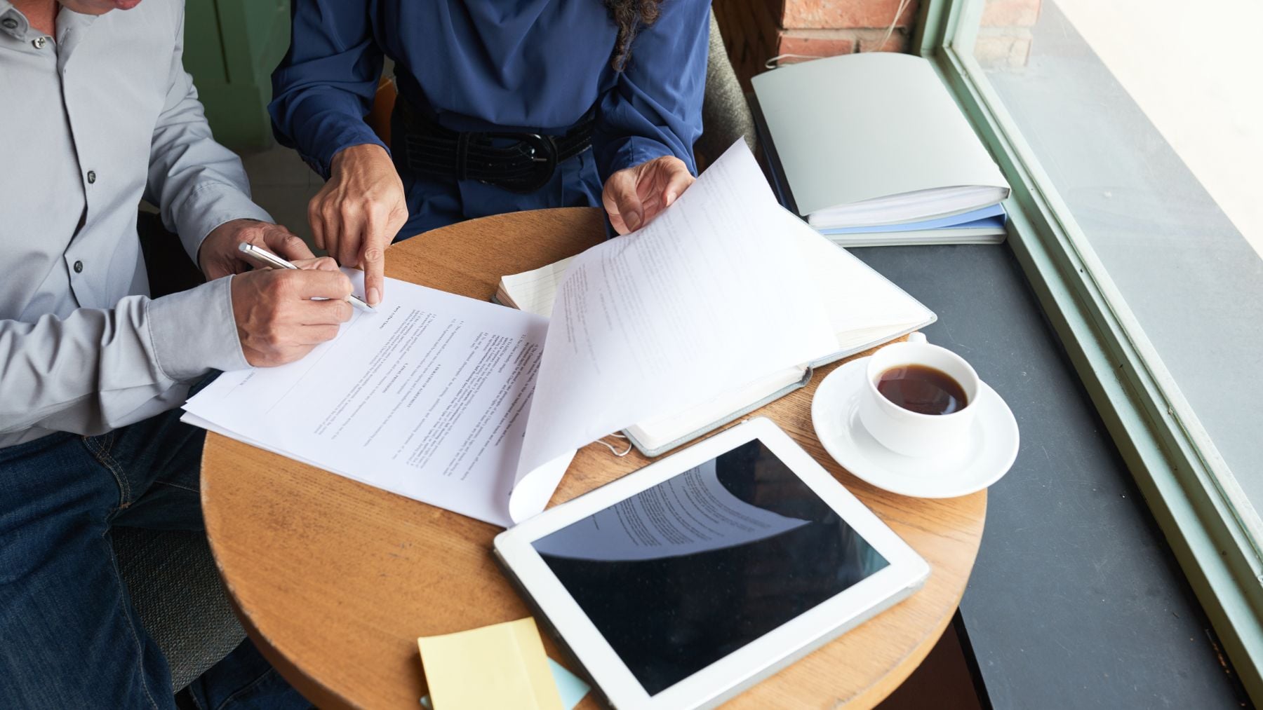 Ni contrato indefinido ni temporal clásico: lo que el contrato de siete días que impulsan los empresarios significa para los jóvenes trabajadores