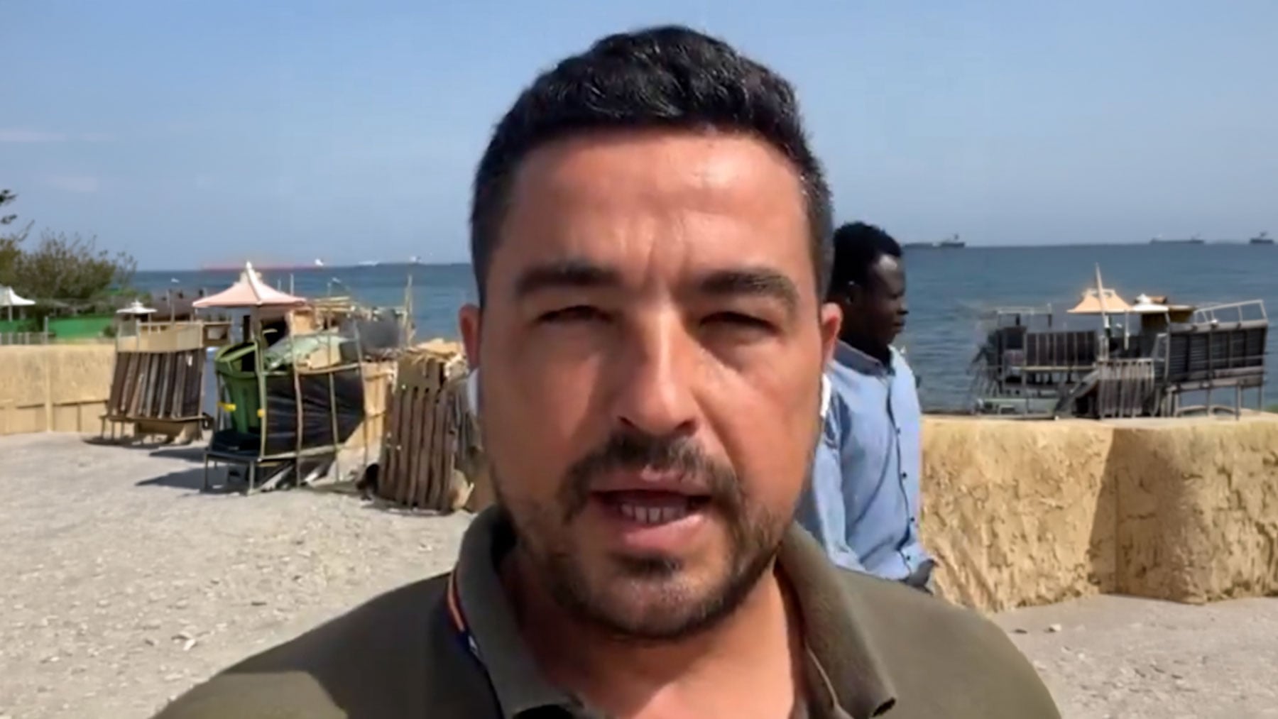 Un sindicato de la Policía denuncia que Cruz Roja reparte más agua a los ilegales de Ceuta que a los agentes