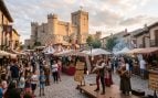 Un mercado medieval a los pies de un castillo (Imagen creada con IA)