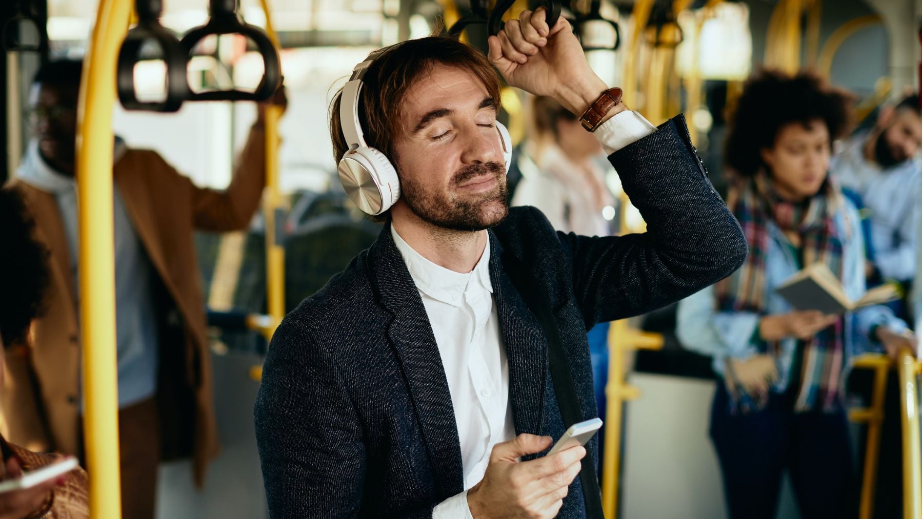 Los expertos en psicología coinciden: si escuchas la misma música que hace 30 años no es por inmadurez, sino porque atraviesas un proceso neurológico 100% normal