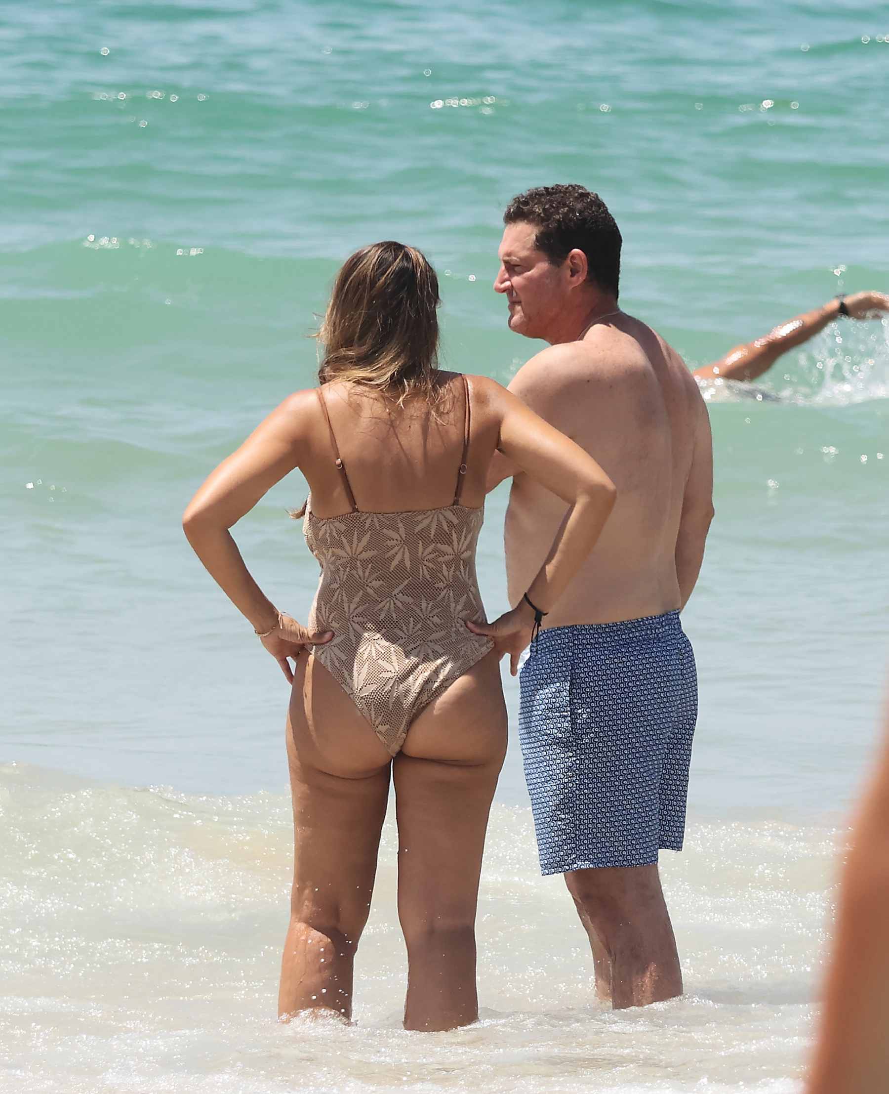 Manu Tenorio y Silvia Casas en la playa. (Foto: Europa Press)