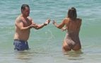 Manu Tenorio y Silvia Casas en la playa. (Foto: Europa Press)
