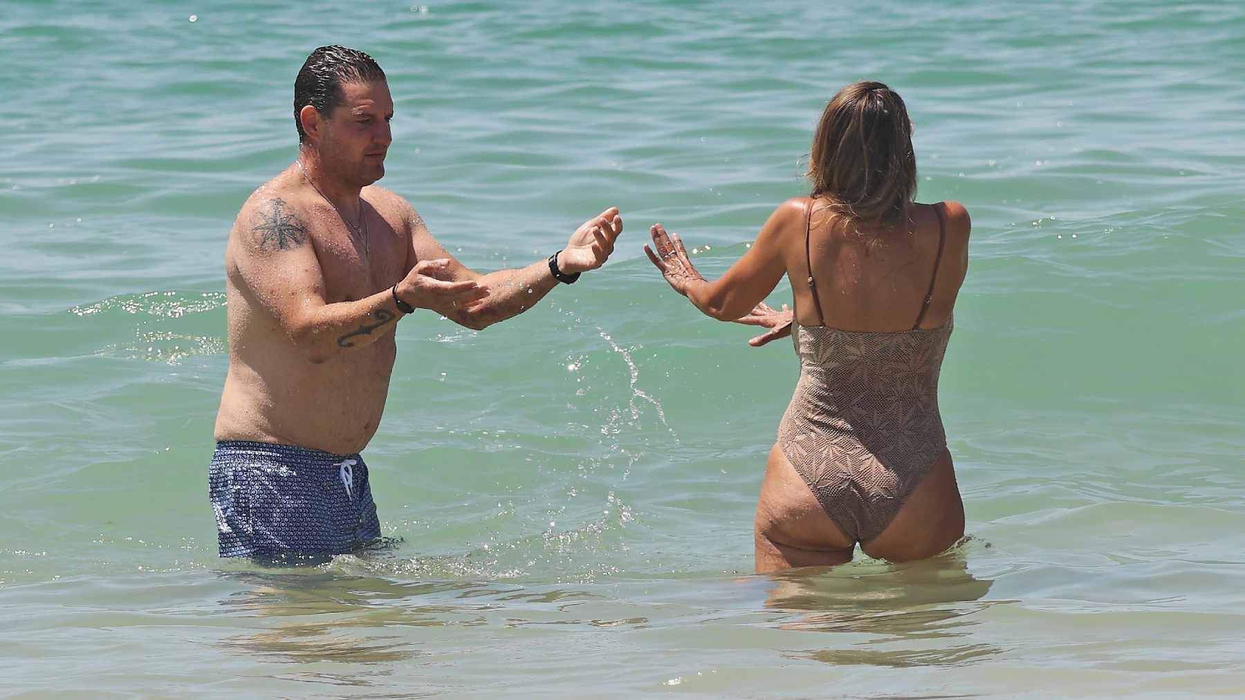 Manu Tenorio y Silvia Casas en la playa. (Foto: Europa Press)