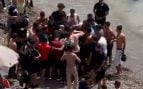 Un grupo de bañistas huye despavorido de una playa de Murcia tras la llegada de una patera taxi