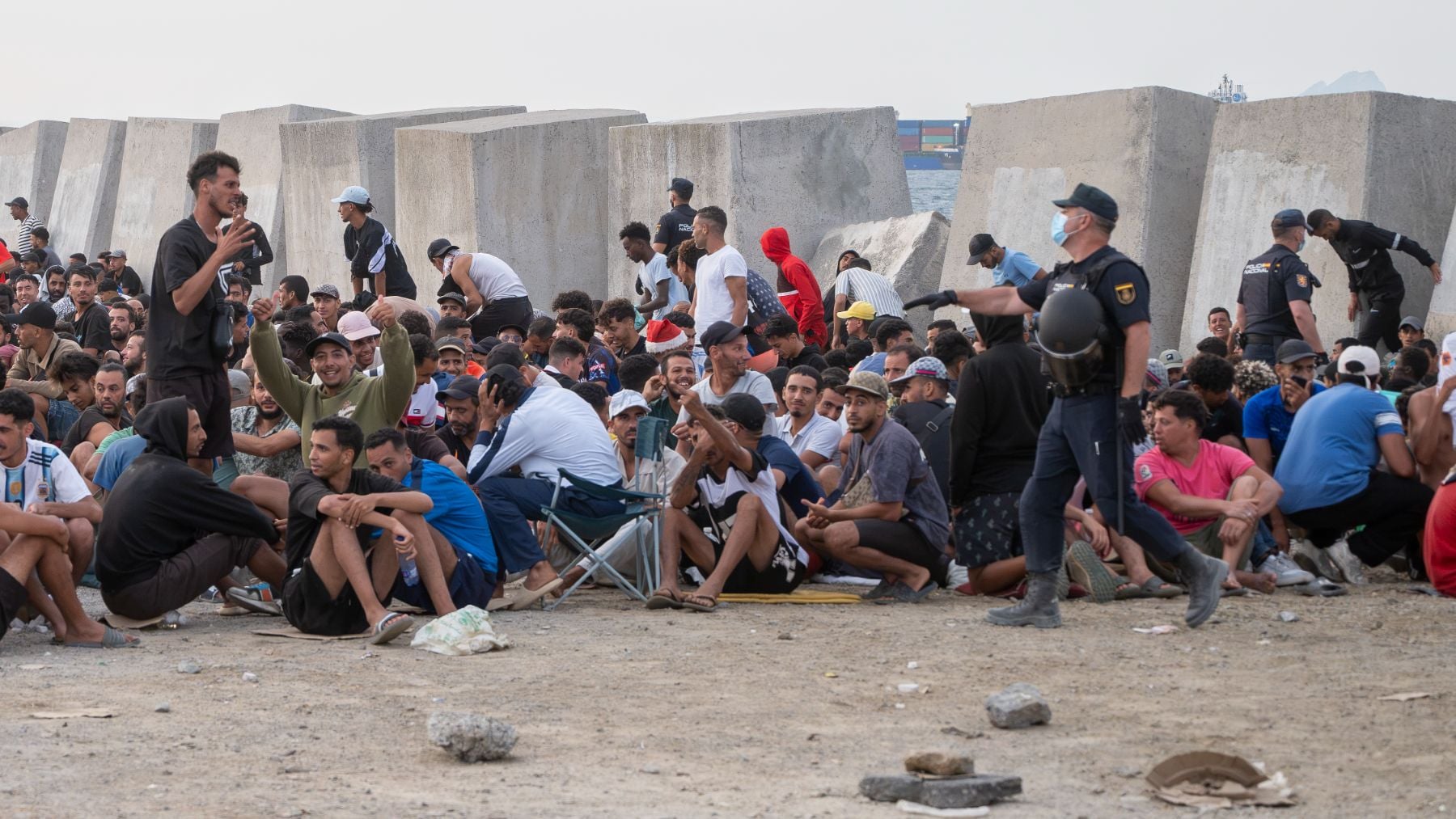 La Policía se despliega en El Trampolín de Ceuta para desalojar a los 4.000 inmigrantes ilegales que acampan en la playa