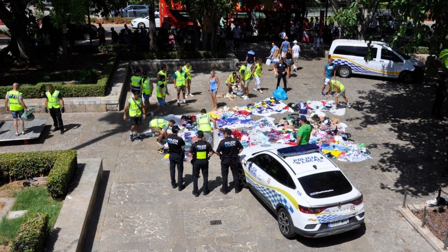 El Ayuntamiento de Palma sigue su lucha contra la venta ambulante ilegal: tres nuevos operativos con 4.190 artículos intervenidos