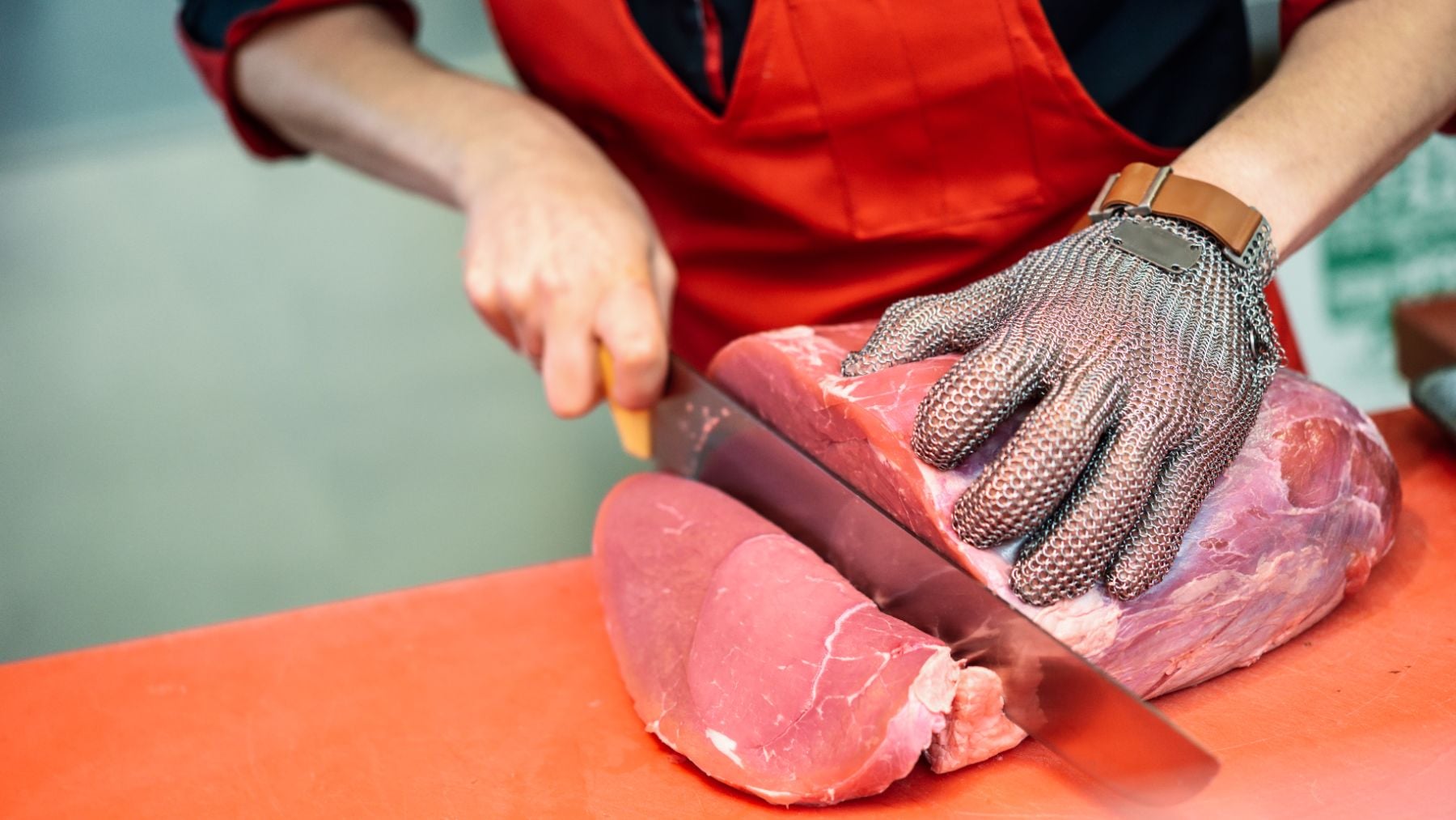 La Justicia avala el despido de una trabajadora que se llevó carne valorada en 14 euros sin pagar