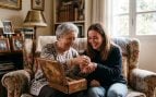 La psicología dice que las personas mayores que regalar objetos personales no están deshaciéndose de lo que no necesitan: valoran más compartir ese apego emocional que conservarlas
