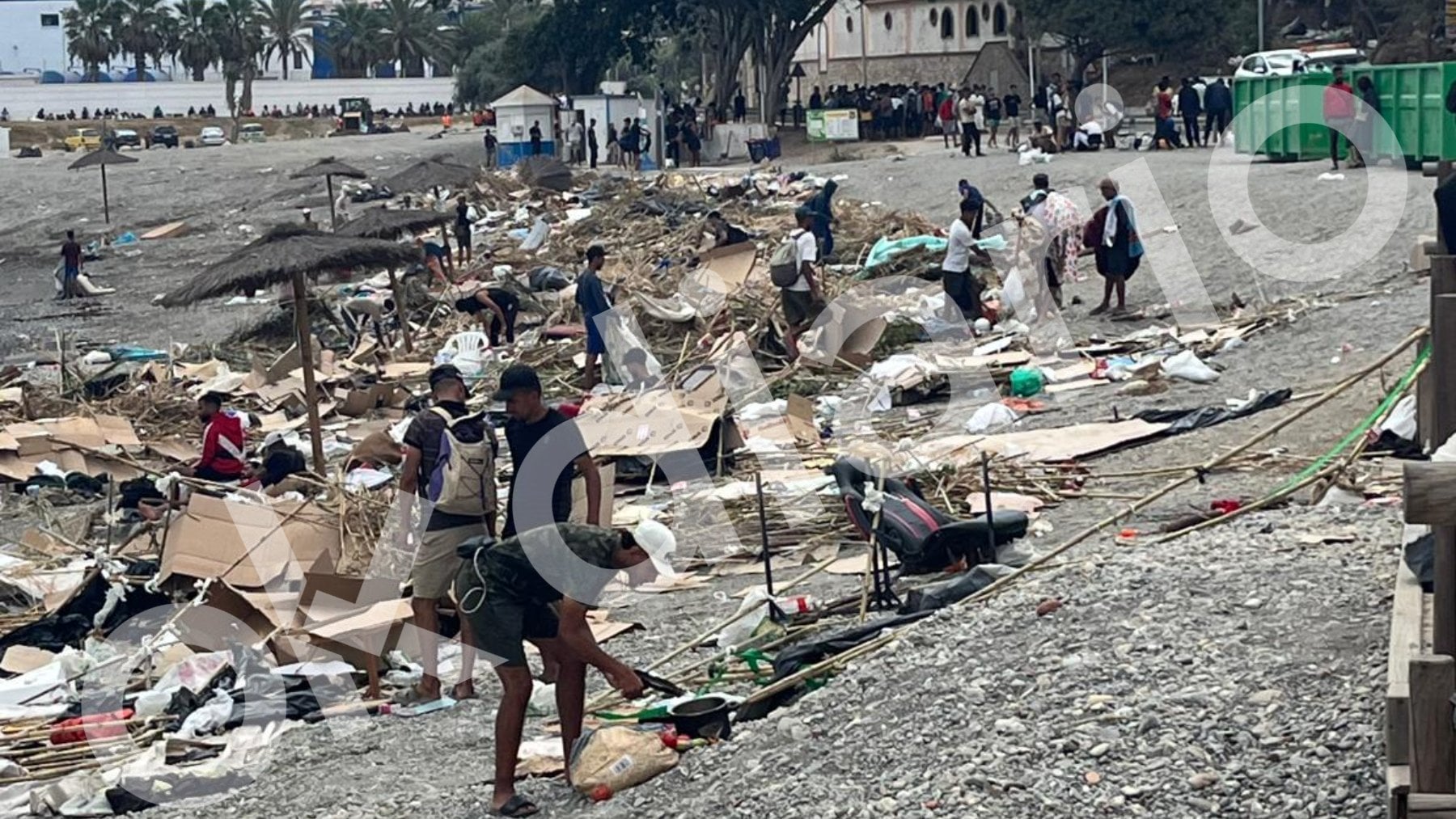 Unos 500 inmigrantes ilegales vuelven a la playa de El Trampolín tras ser realojados en campamentos por el Gobierno