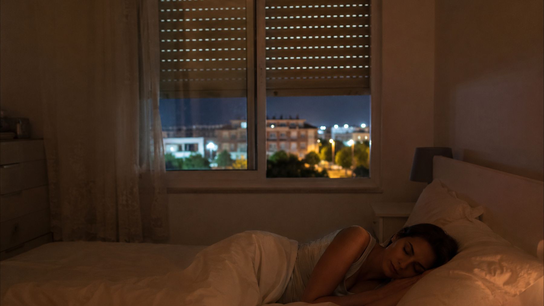 ¿Persianas subidas o bajadas? Los expertos en climatización resuelven la duda sobre cómo dormir en las noches tropicales