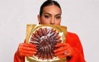 Georgina Rodríguez con un paquete de jamón. (Foto: Netflix)