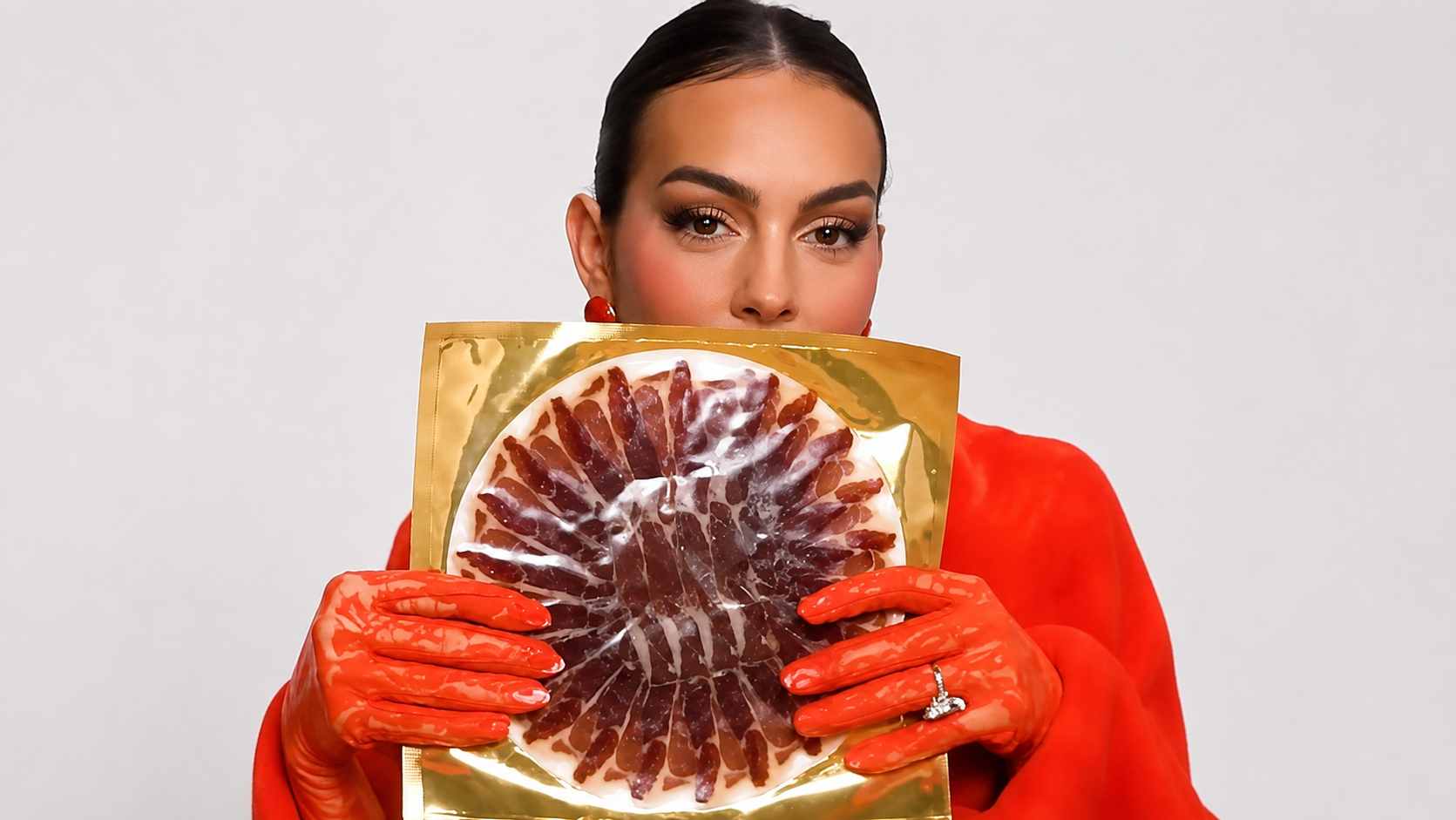 Georgina Rodríguez con un paquete de jamón. (Foto: Netflix)