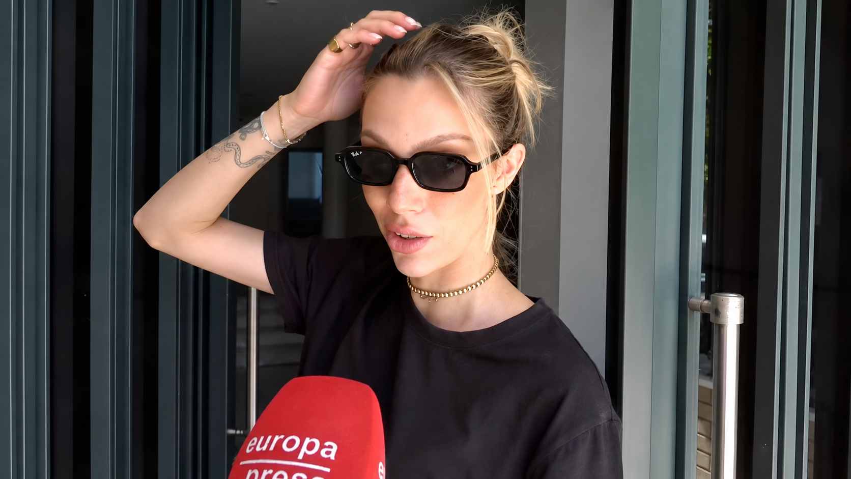 Alejandra Rubio a las puertas de su casa. (Foto: Europa Press)
