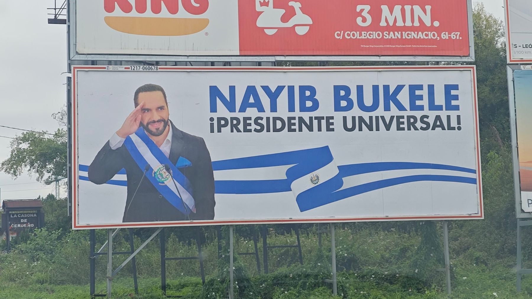 Aparecen carteles de Nayib Bukele presidente universal en la ciudad de Oviedo