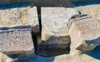 El dintel de piedra arenisca del faraón Ramsés II, partido en dos fragmentos e inscrito con jeroglíficos, en el yacimiento de Tell Abu Seify. Foto: Ministerio de Turismo y Antigüedades de Egipto