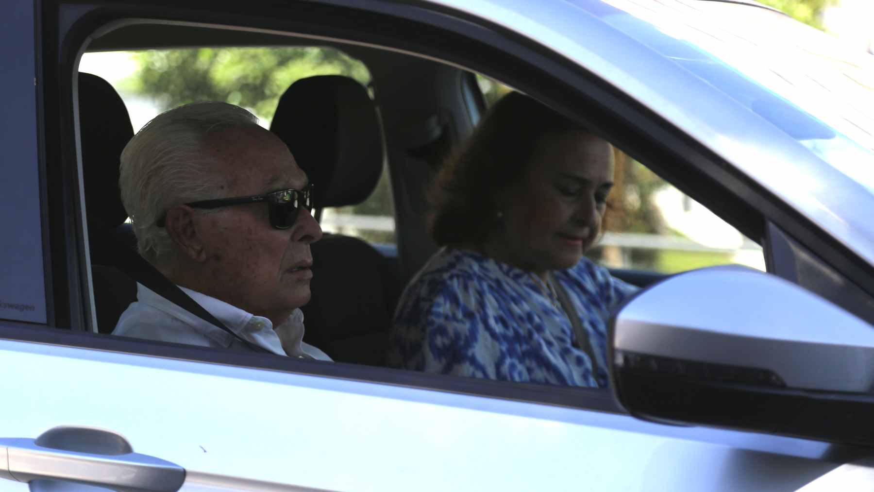 Carmen Tello y Curro Romero en el interior de un vehículo. (Foto: Europa Press)