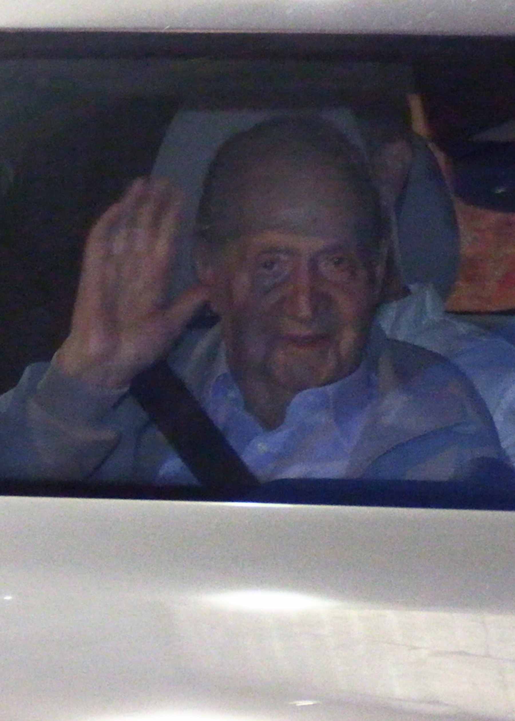 Juan Carlos I en el interior de un coche. (Foto: Europa Press)