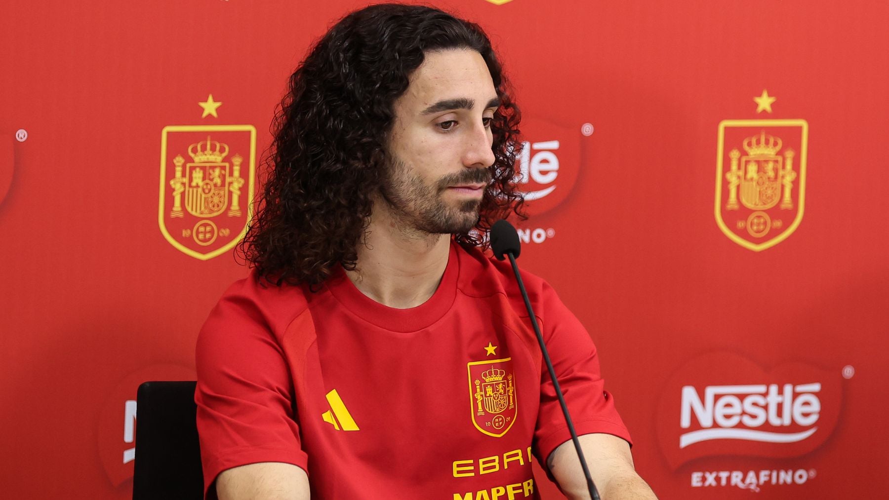 Imagen de Marc Cucurella en una rueda de prensa previa a los partidos de clasificación para el Mundial de 2026. Imagen de Europa Press.
