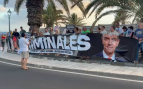 Ciudadanos de Lanzarote frente a La Mareta en la protesta de Hazte Oír contra Sánchez: «¡Hay que echarlos!»