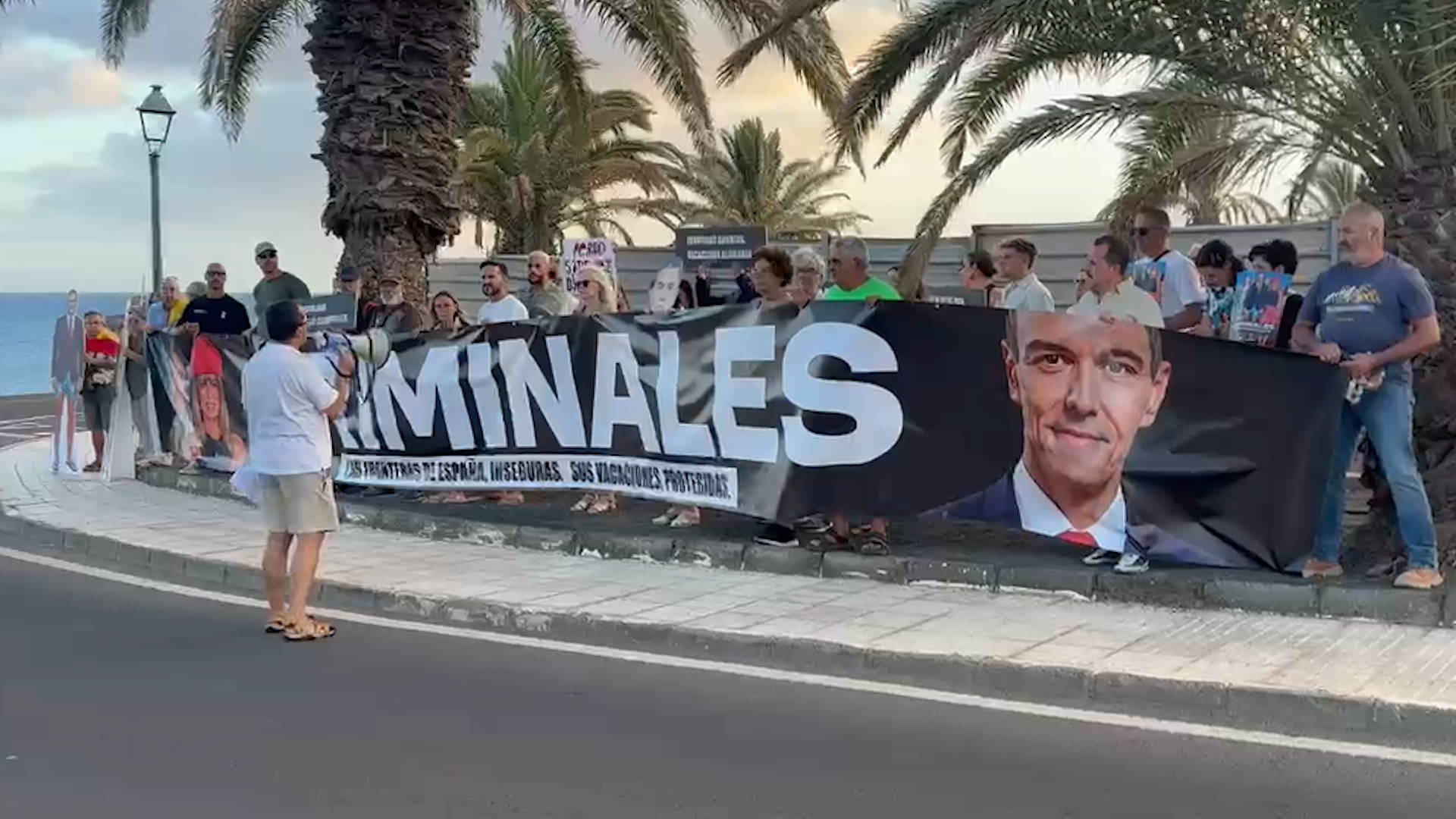 Ciudadanos de Lanzarote frente a La Mareta en la protesta de Hazte Oír contra Sánchez: ¡Hay que echarlos!