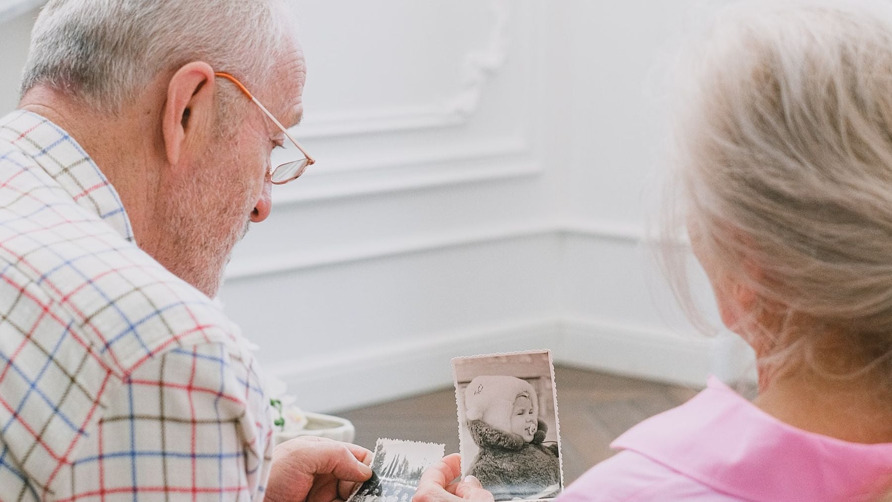 La psicología confirma que las personas mayores que repiten las mismas historias constantemente no están perdiendo la memoria, sino que seleccionan qué versión de sí mismas quieren conservar