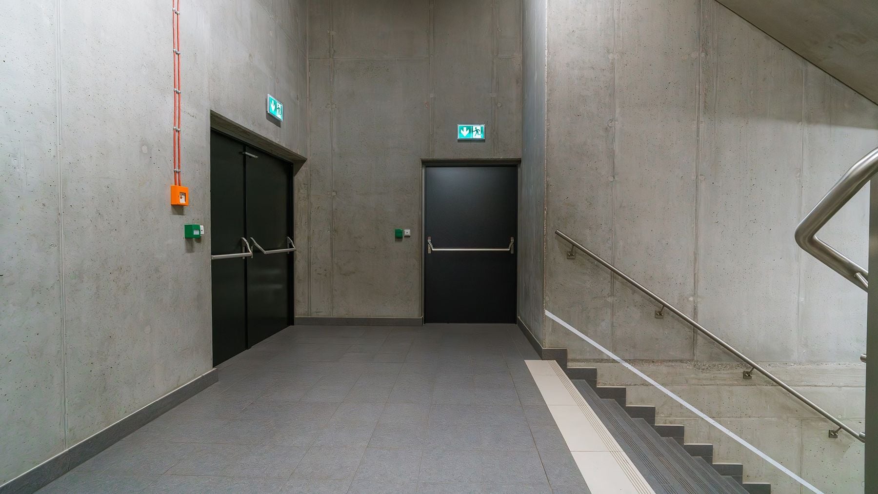 Pocos lo saben pero hay un motivo de peso: las puertas de emergencia tienen barras horizontales en vez de picaportes por una razón que tiene sentido