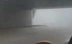 La Comunidad Valenciana ha sufrido este jueves un episodio de tormentas extremadamente violentas, con fuertes lluvias, granizo y, sobre todo, rachas de viento que han rozado los 150 kilómetros por hora. El fenómeno, asociado a varios reventones húmedos, ha provocado daños materiales, caída de árboles y ramas y problemas en carreteras y líneas ferroviarias, especialmente en diferentes municipios de la provincia de Valencia.  La racha más intensa se ha registrado en Sumacàrcer, donde los instrumentos de la Associació Valenciana de Meteorologia (AVAMET) han medido 149 km/h, una velocidad propia de un episodio de viento extraordinariamente severo. La violencia del temporal también ha quedado patente en Alzira, donde se han alcanzado los 143 km/h, mientras que en Corbera se han registrado 125 km/h y en l’Alcúdia, 114 km/h.