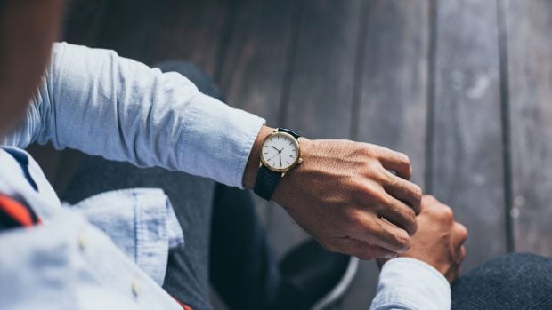 Según la psicología, las personas que consultan la hora en su teléfono en lugar de usar un reloj pueden percibir las señales temporales de manera diferente (Adobe).