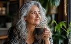 Personas que dejan que su cabello se vuelva gris