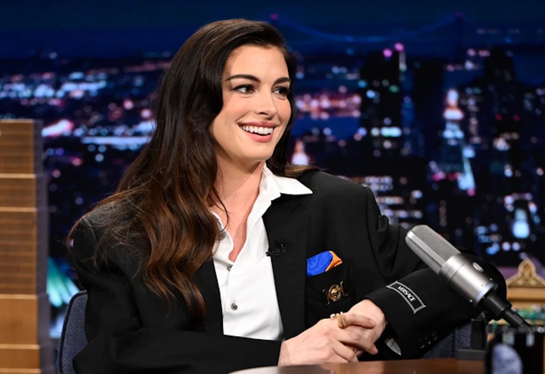 Anne Hathaway en televisión. (Foto: YouTube)
